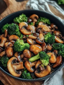 Gesunde Pfanne mit Champignons und Brokkoli auf einem Teller.