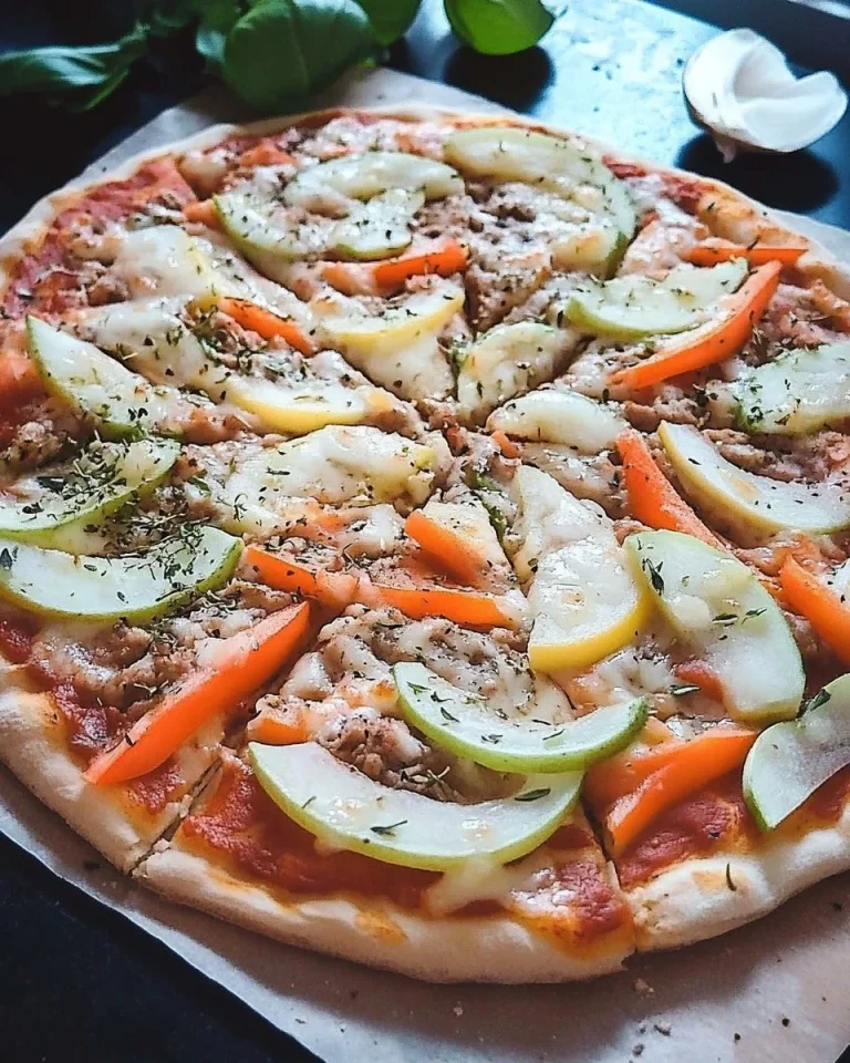 Leckere Hackfleischpizza mit frischen Zutaten aus dem Ofen