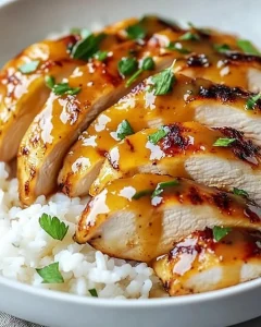 Honig Senf Hähnchen serviert mit Reis auf einem Teller