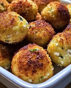 Knusprige Zucchini-Feta-Bällchen auf einem Teller serviert