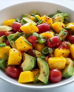 Farbenfroher Mango-Avocado-Salat auf einem Teller, frisch zubereitet
