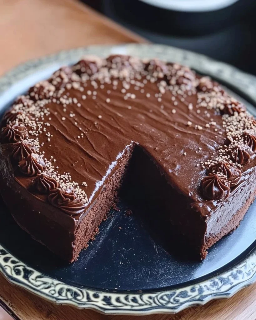 Leckere Schokoladentorte auf einem Teller serviert, dekoriert mit Schokoladenspänen.