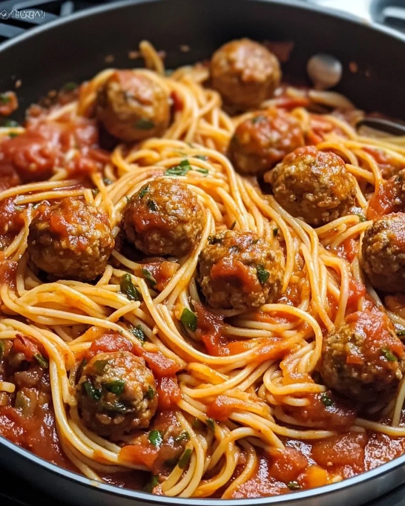 Spaghetti mit Fleischbällchen in Tomatensoße auf einem Teller