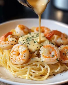 Spaghetti mit Garnelen und cremiger Knoblauch-Parmesan-Sauce auf einem Teller