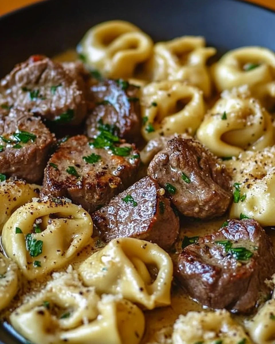 Steak-Tortellini mit knuspriger Knoblauchbutter auf einem Teller.