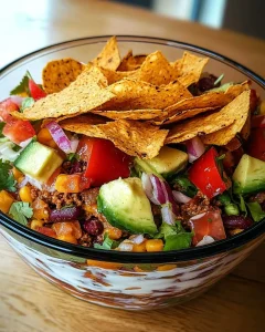 Taco-Schichtsalat in einer Schüssel, perfekt für Partys und Feiern