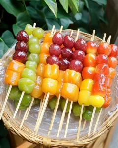 Tanghulu – kandierte Früchte auf Spießen, ein beliebter Snack der chinesischen Straßenküche.