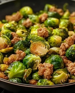 Würzige Rosenkohl-Hackfleisch-Pfanne mit frischen Zutaten auf einem Teller