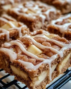 Zimtschnecken-Apfelkuchen mit Zimt und Äpfeln auf einem rustikalen Holzbrett