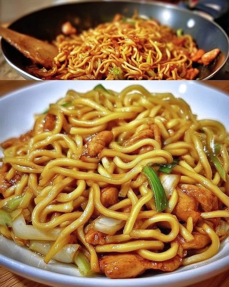 Chinesische Nudeln mit Hühnchen in einem farbenfrohen Gericht