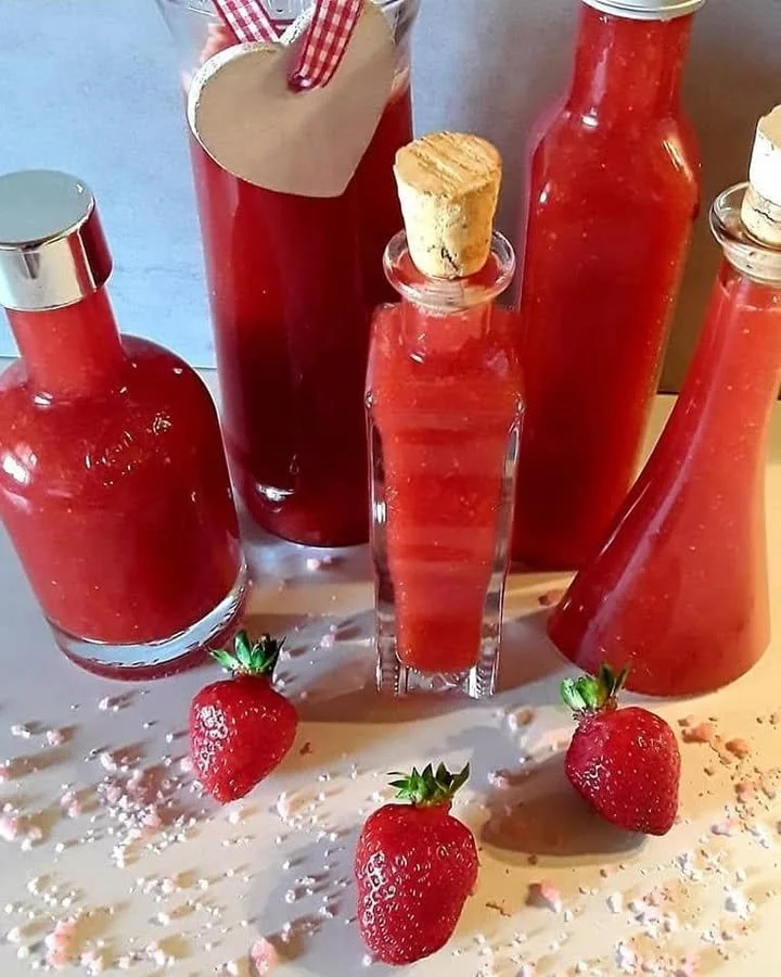 Selbstgemachter Erdbeerlimes in einem Glas mit frischen Erdbeeren