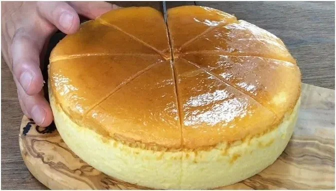 Sicht auf einen köstlichen Käsekuchen mit frischer Sahne und Beeren garniert.