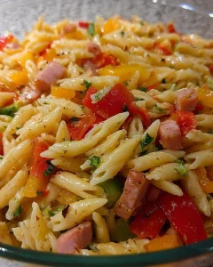 Leckerer Paprika Nudelsalat in einer bunten Schüssel