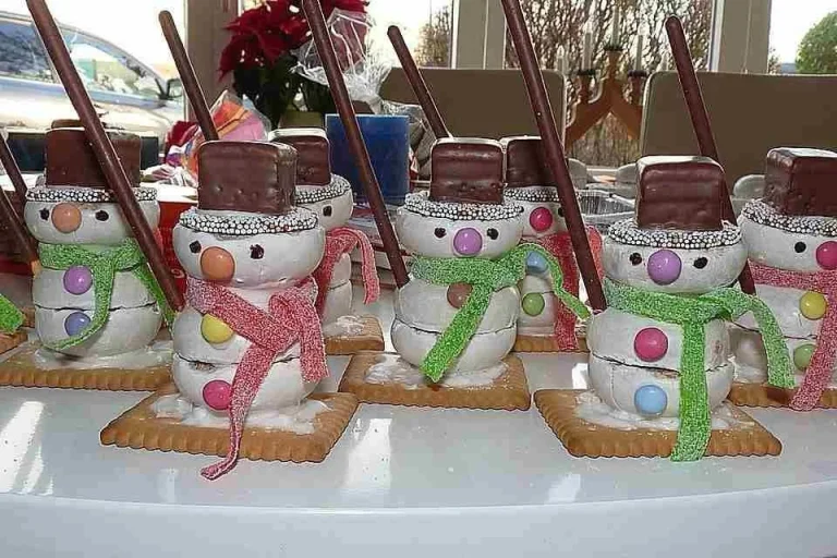 Frohe Schneemänner im winterlichen Schnee mit Hut und Schal