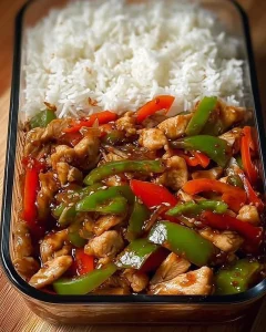 Chinesische Hähnchen Gemüsepfanne mit frischem Gemüse und zartem Hähnchenfleisch