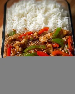 Schmackhafte chinesische Hähnchen Gemüsepfanne mit frischem Gemüse