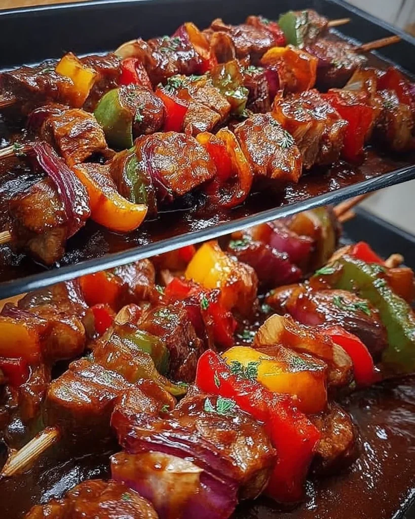 Leckeres Schaschlik mit selbstgemachter Schaschliksoße auf dem Grill