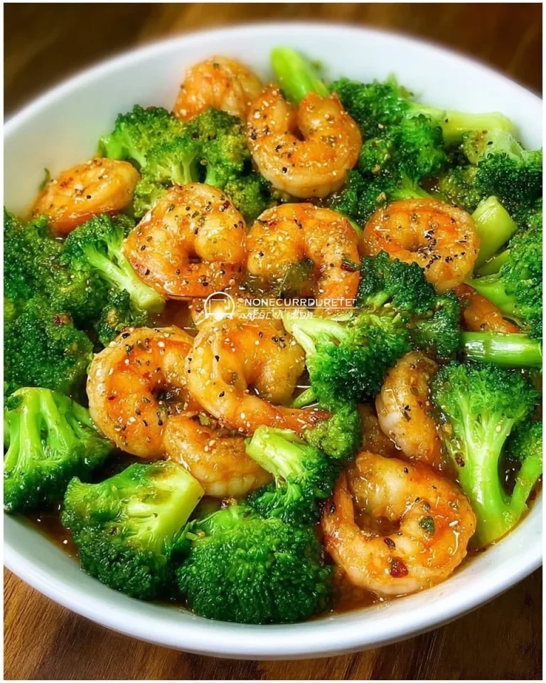 Leckere Garnelen-Brokkoli-Pfanne in einer Pfanne mit frischem Gemüse