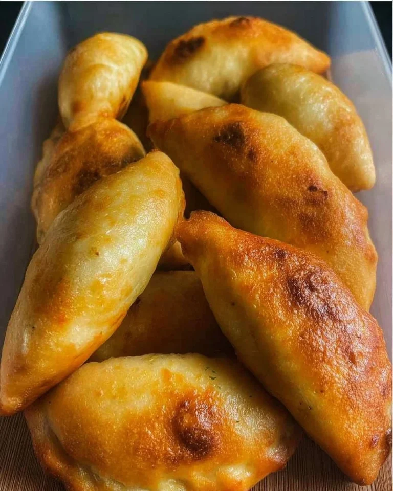 Leckere Hackfleischtaschen mit Käse aus frischem Hackfleisch und würzigem Käse