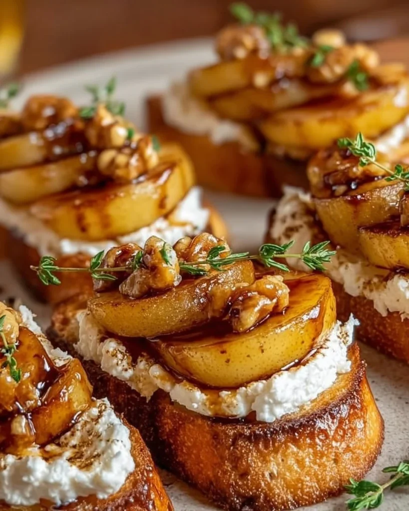 Karamellisierte Birnen auf Ziegenkäse-Crostini, perfekt für Vorspeisen.