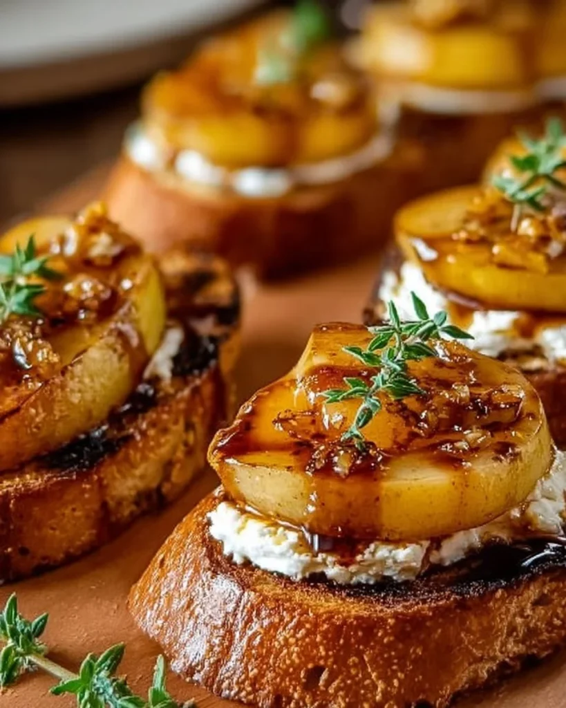 Karamellisierte Birnen auf knusprigem Ziegenkäse-Crostini