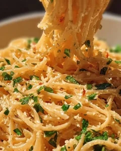 Knoblauchbutter-Kräuter-Pasta in einer Schüssel mit frischen Kräutern