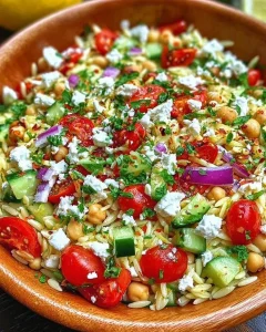 Kritharaki-Salat mit Feta aus Griechenland, serviert in einer Schüssel