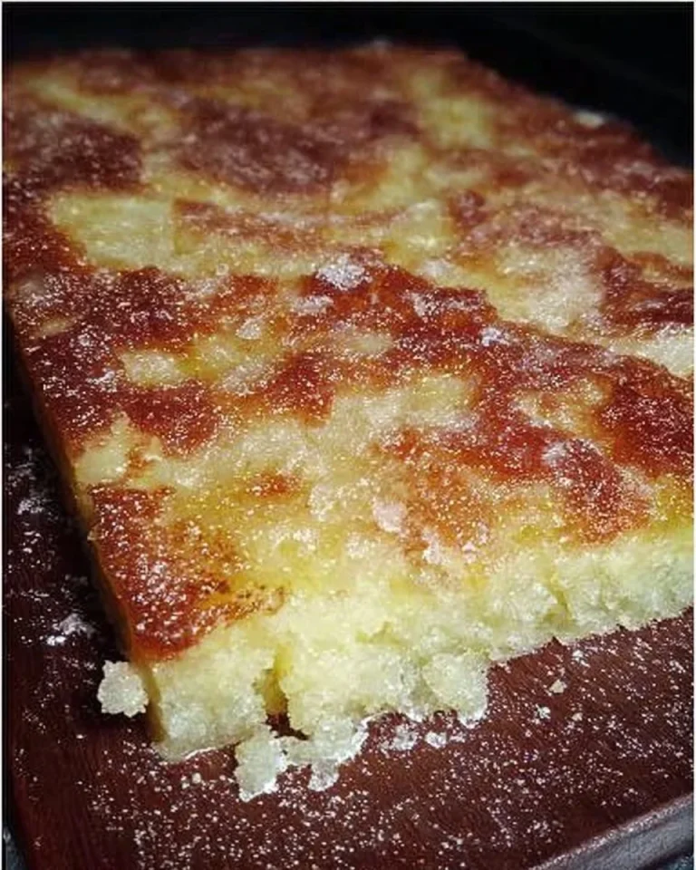 Omas Zuckerkuchen aus DDR-Zeiten auf einem rustikalen Holztisch