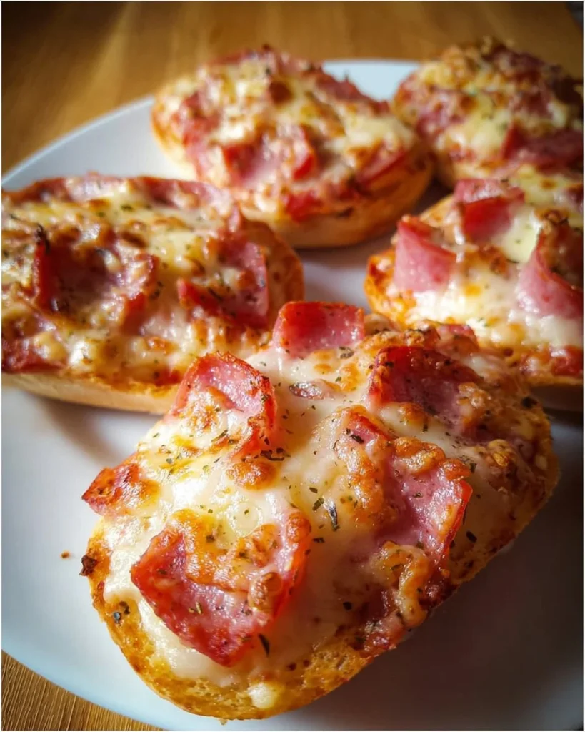 Frisch gebackene Pizzabrötchen mit Käse und Tomatensauce