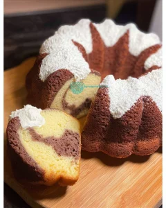 Saftiger Schlagsahne-Gugelhupf mit cremiger Füllung und dekorativer Glasur.