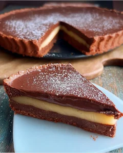 Schoko-Vanille-Tarte ohne Backen auf einem weißen Teller serviert