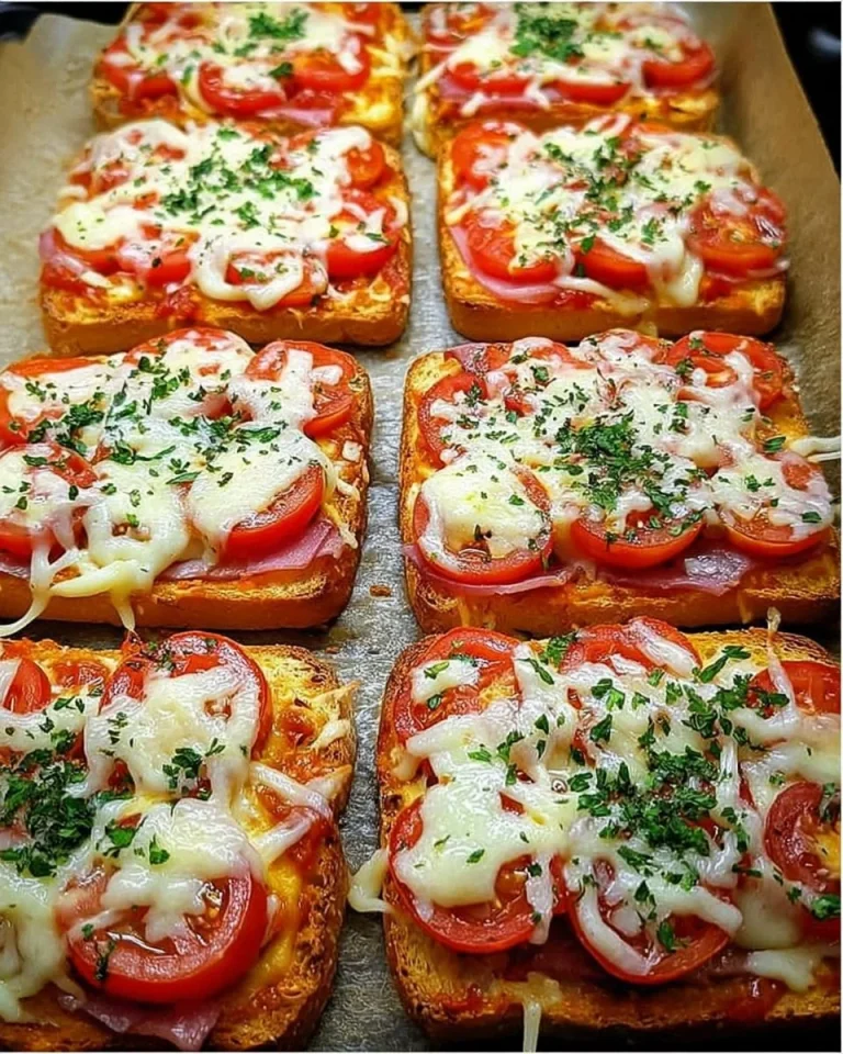 Leckere überbackene Pizza-Toasts mit Käse und Zutaten