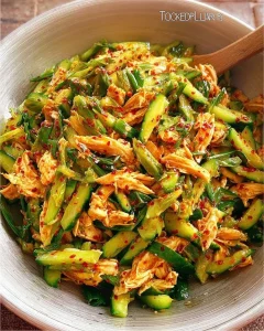 Würziger Hähnchen-Gurken-Salat mit frischen Zutaten auf einem Teller