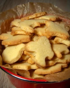 Leckere Butterplätzchen auf einem Teller serviert