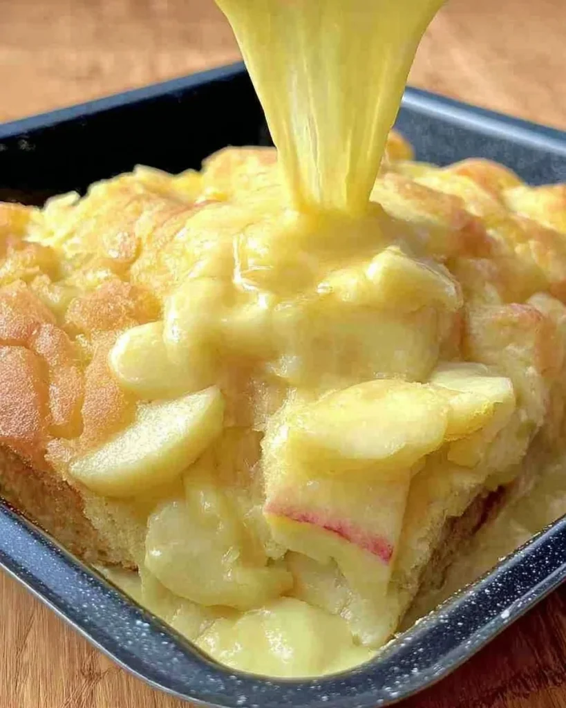 Leckerer Apfel Schmandkuchen auf einem Teller mit frischen Äpfeln