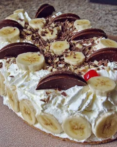 Leckerer Bananensplit mit Bananen, Eis und Sahne, ein perfektes Dessert.