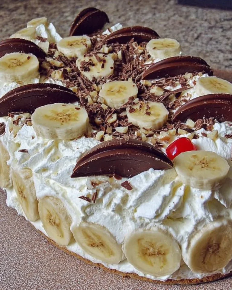 Leckerer Bananensplit mit Bananen, Eis und Sahne, ein perfektes Dessert.