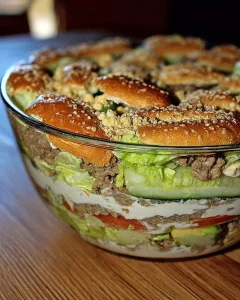 Ein leckerer Big Mac Salat mit frischem Gemüse und würzigen Saucen.