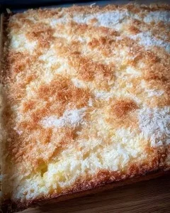 Buttermilch Kokoskuchen auf einem karamellisierten Tisch serviert
