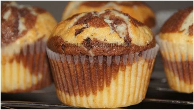 Donauwellen Muffins mit Kinder Schokobons gefüllt auf einem Teller