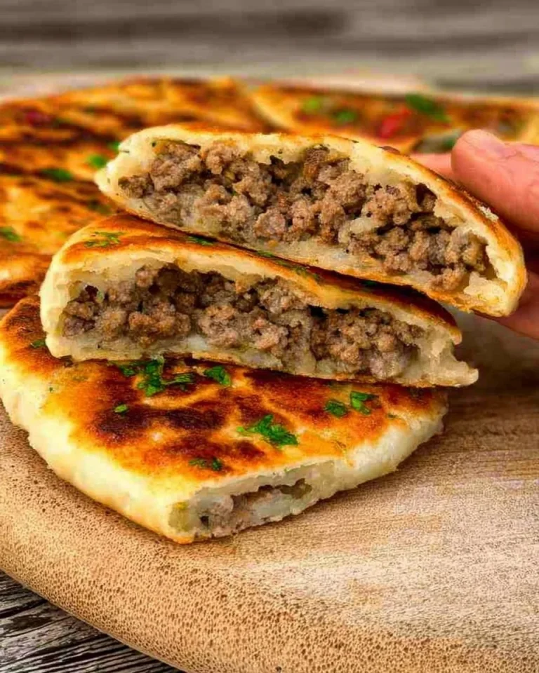 Fladen gefüllt mit Hackfleisch auf einem Teller, appetitlich angerichtet