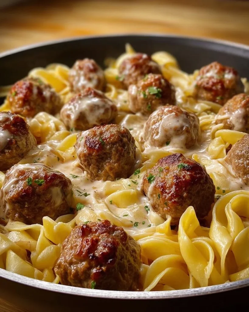 Fleischbällchen mit Sahne und Nudeln in einem Ein-Pot-Gericht