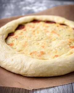 Fluffiger Pizzateig mit frischer Hefe für eine köstliche hausgemachte Pizza