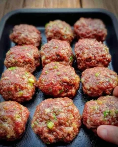 Frikadellen aus dem Backofen auf einem Teller serviert