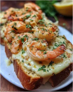 Garnelen-Käse-Brot mit frischen Zutaten auf einem Holzbrett