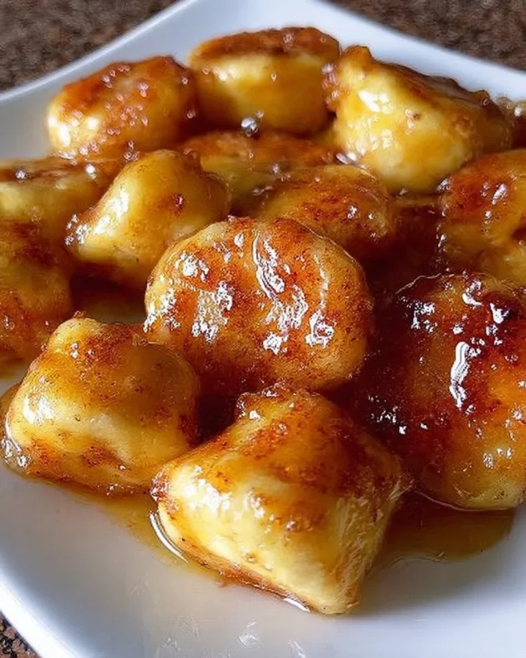 Gebackene Banane mit Honig auf einem Teller serviert