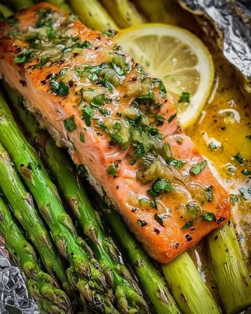 Gebackener Lachs in Folie mit Spargel und Knoblauch-Zitronen-Buttersauce