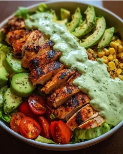 Gegrillte Hähnchen-Bowl mit Avocado-Dressing auf einem Teller