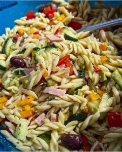 Griechischer Nudelsalat mit frischem Gemüse und Feta-Käse