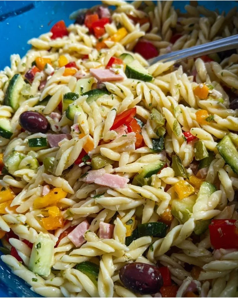 Griechischer Nudelsalat mit frischem Gemüse und Feta-Käse